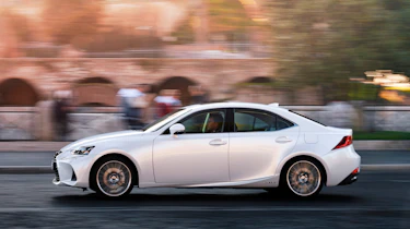 Lexus IS 2017 - side tracking