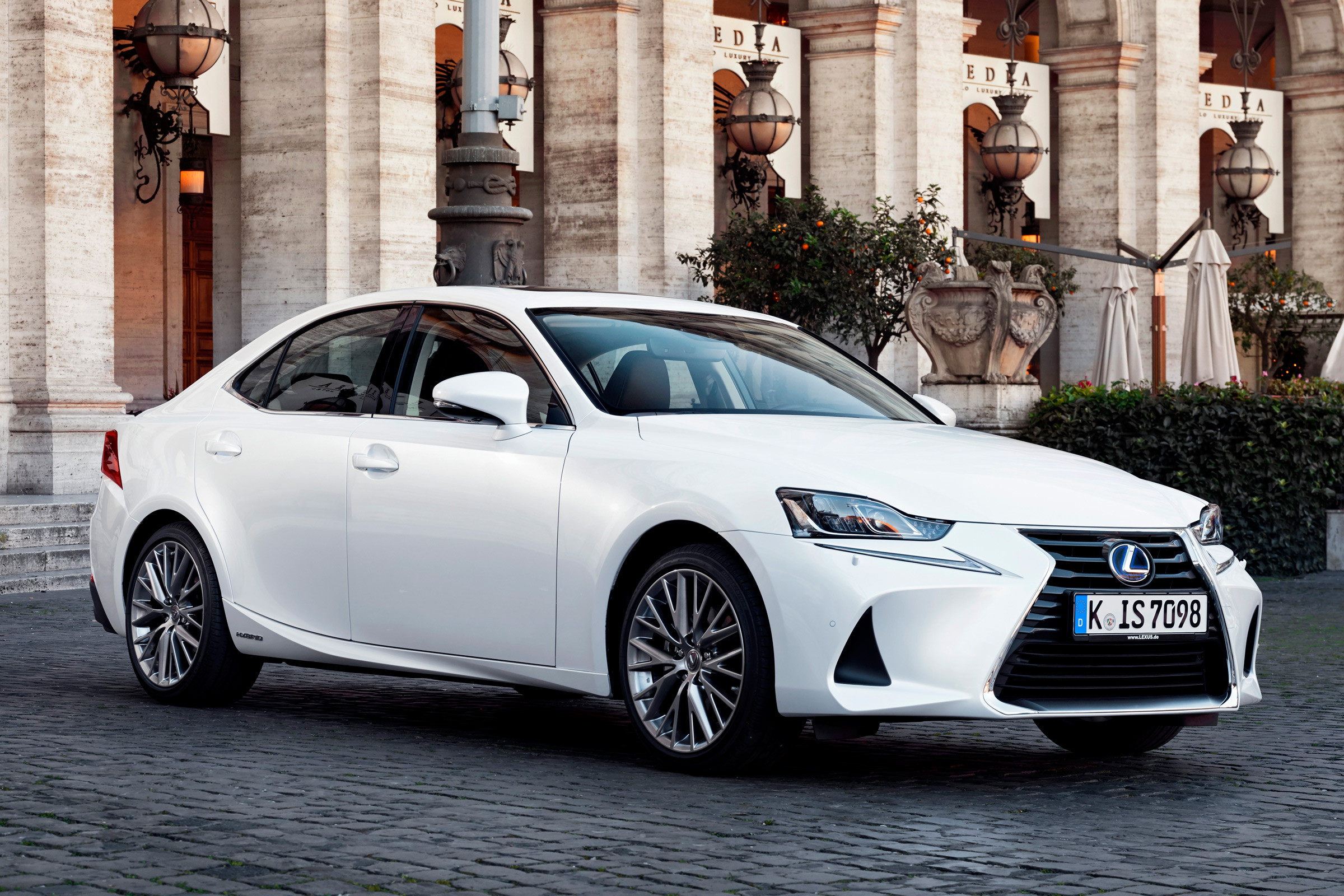 Lexus IS 2017 - front quarter