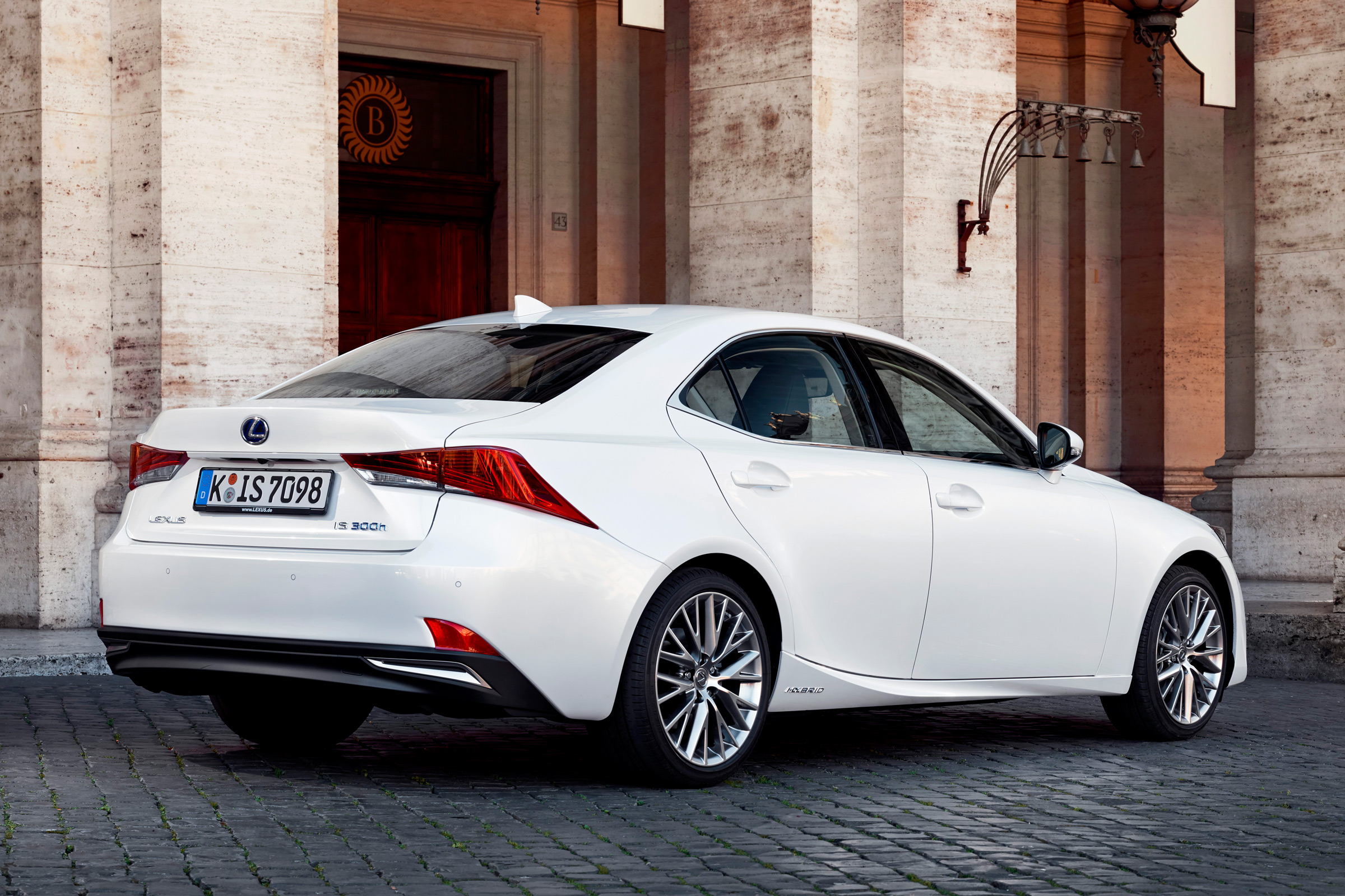 Lexus IS 2017 - rear quarter