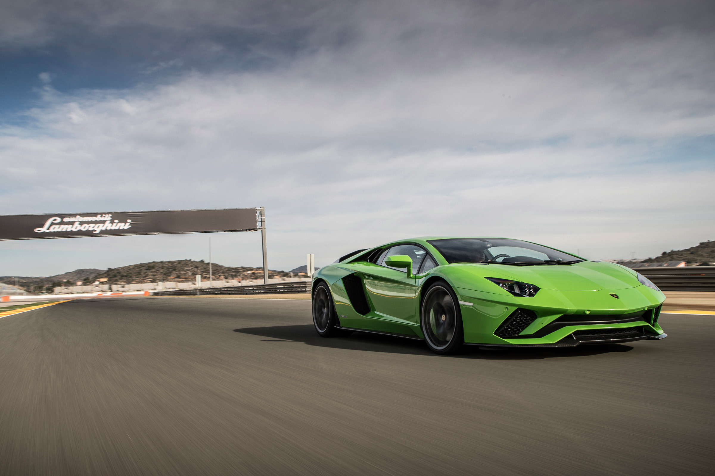 Lamborghini Aventador S - front tracking