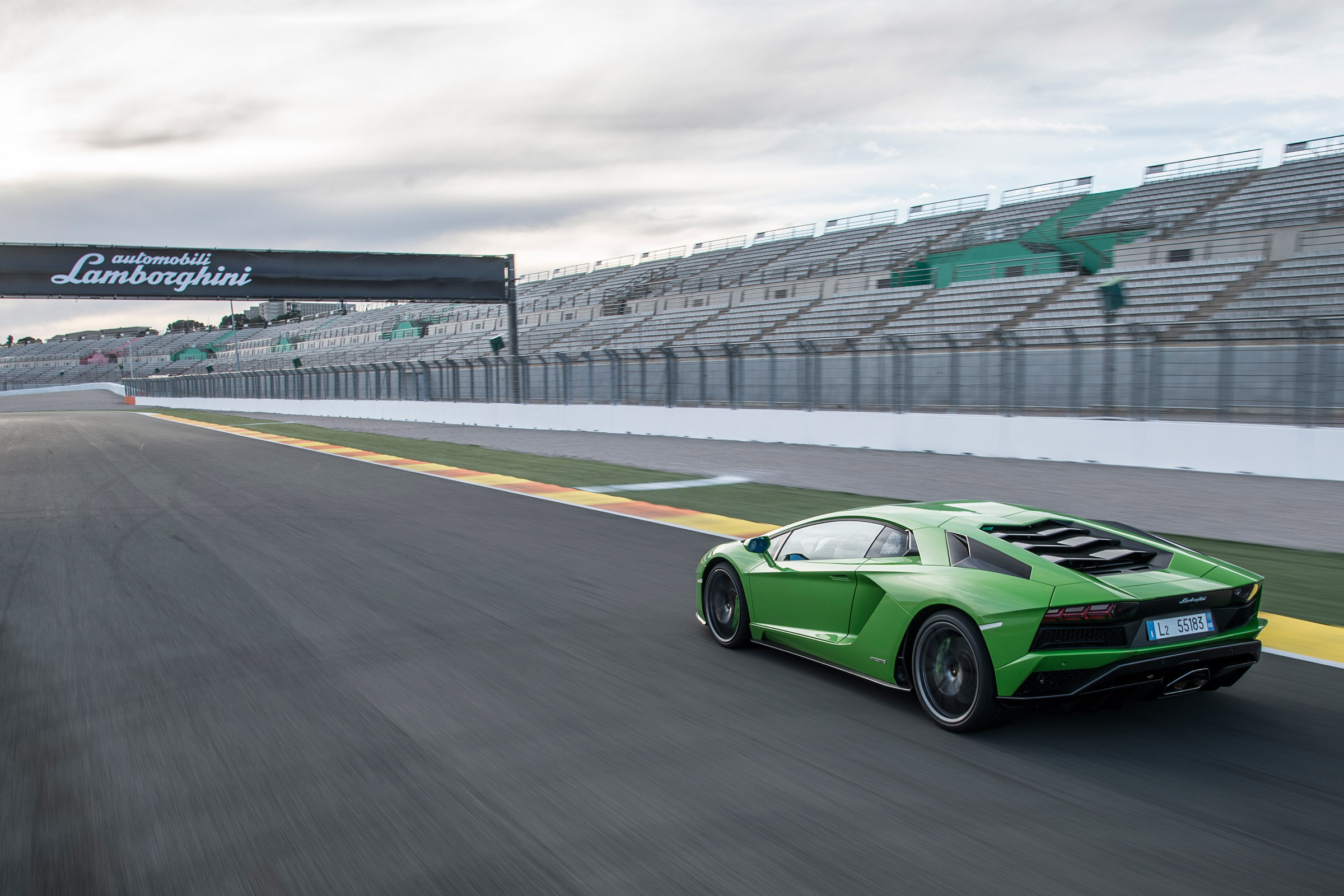 Lamborghini Aventador S - rear panning