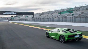 Lamborghini Aventador S - rear panning