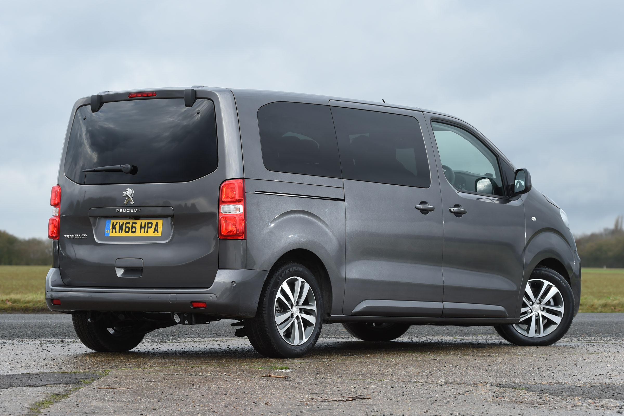 Peugeot Traveller 2017 - rear quarter
