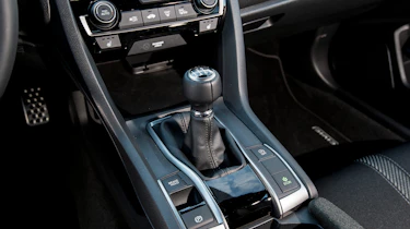 Honda Civic 2017 red - gearlever
