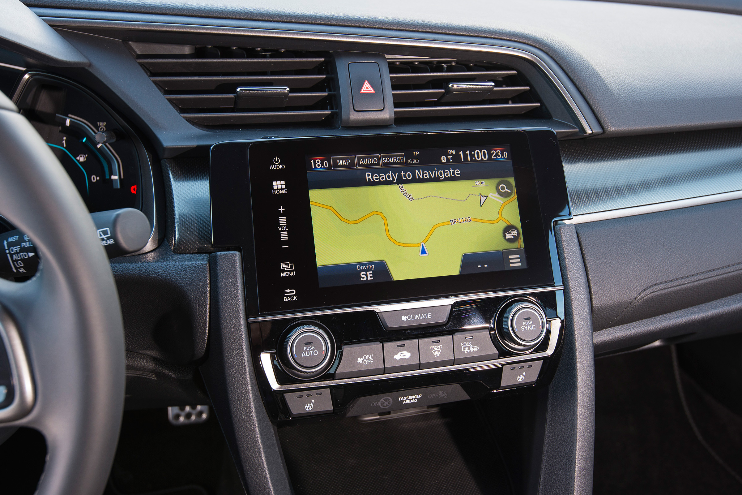 Honda Civic 2017 red - infotainment