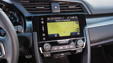 Honda Civic 2017 red - infotainment