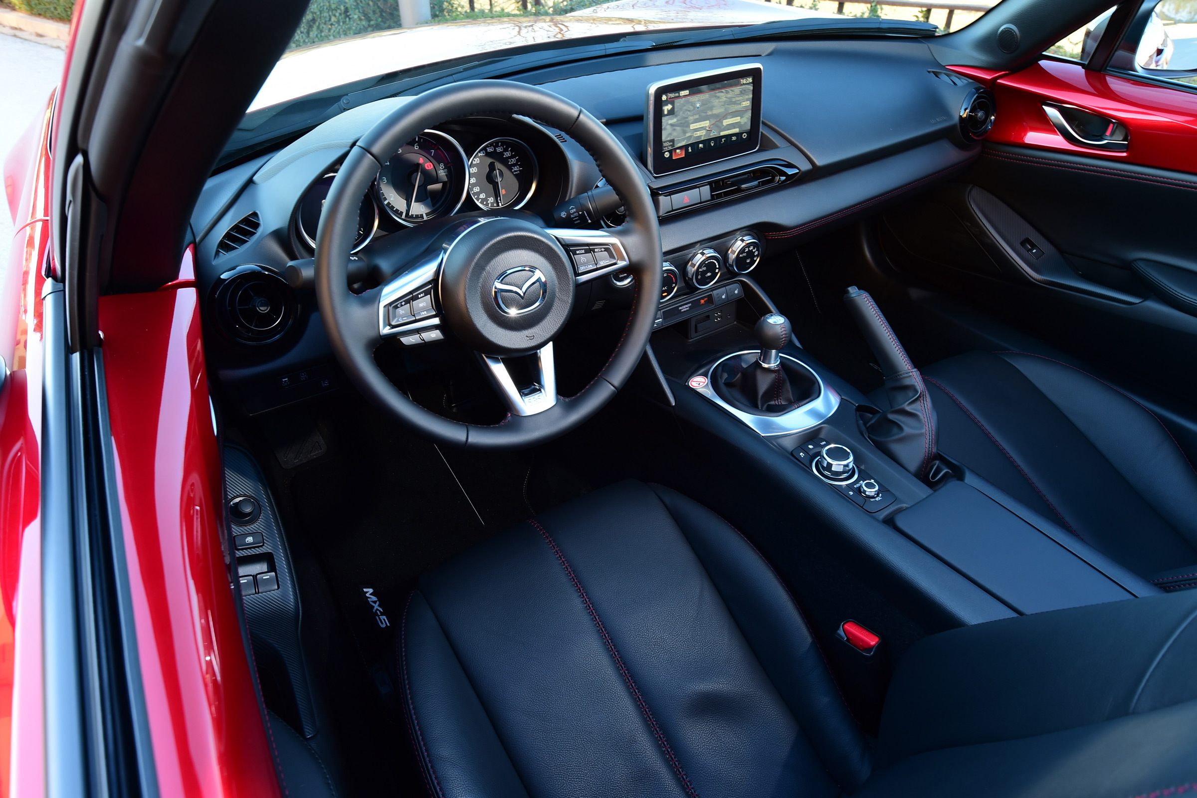 Mazda MX-5 RF 2017 - interior