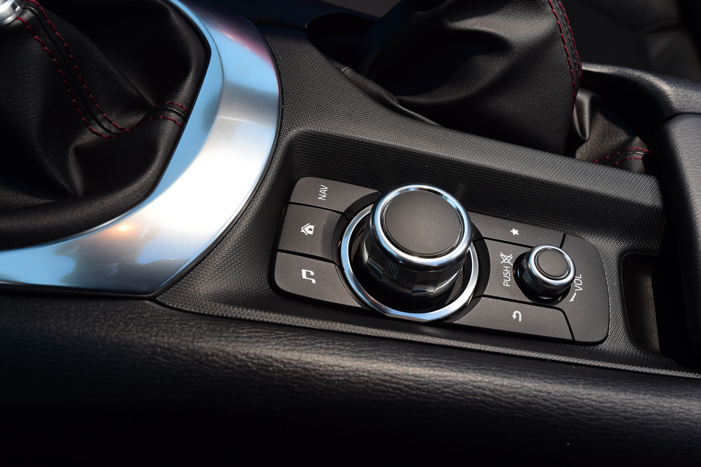 Mazda MX-5 RF 2017 - centre console