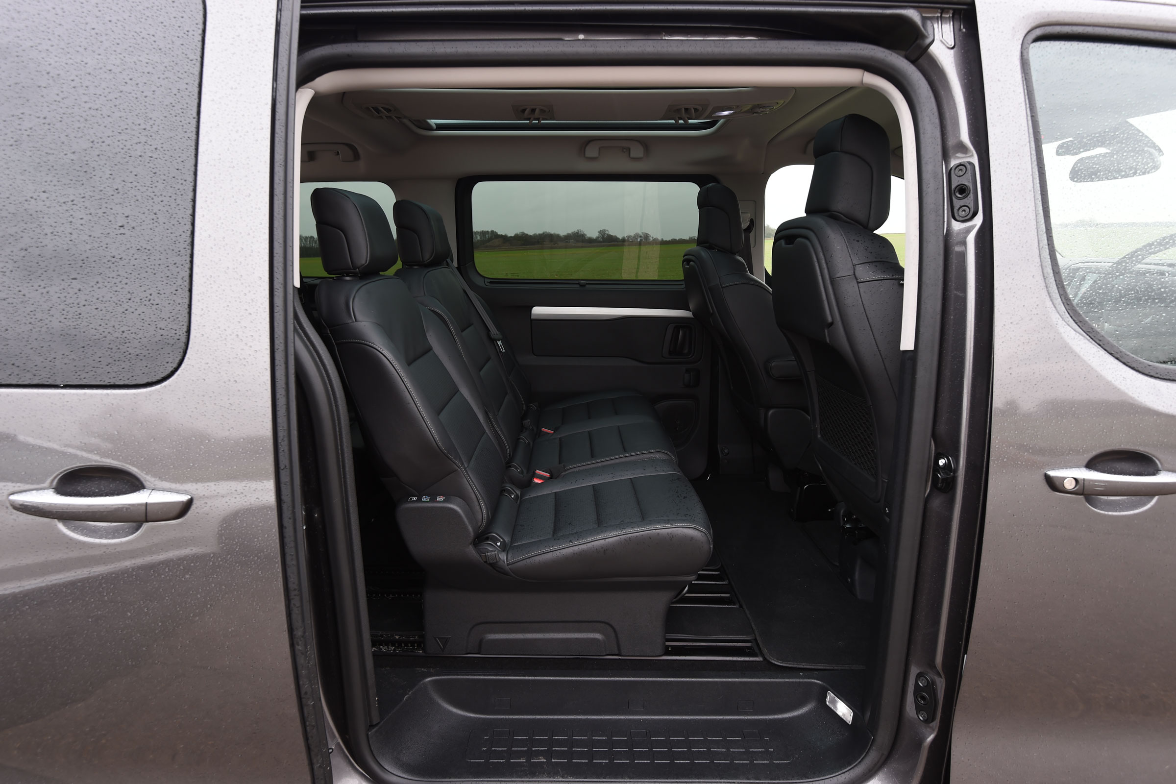 Peugeot Traveller 2017 - middle row seats