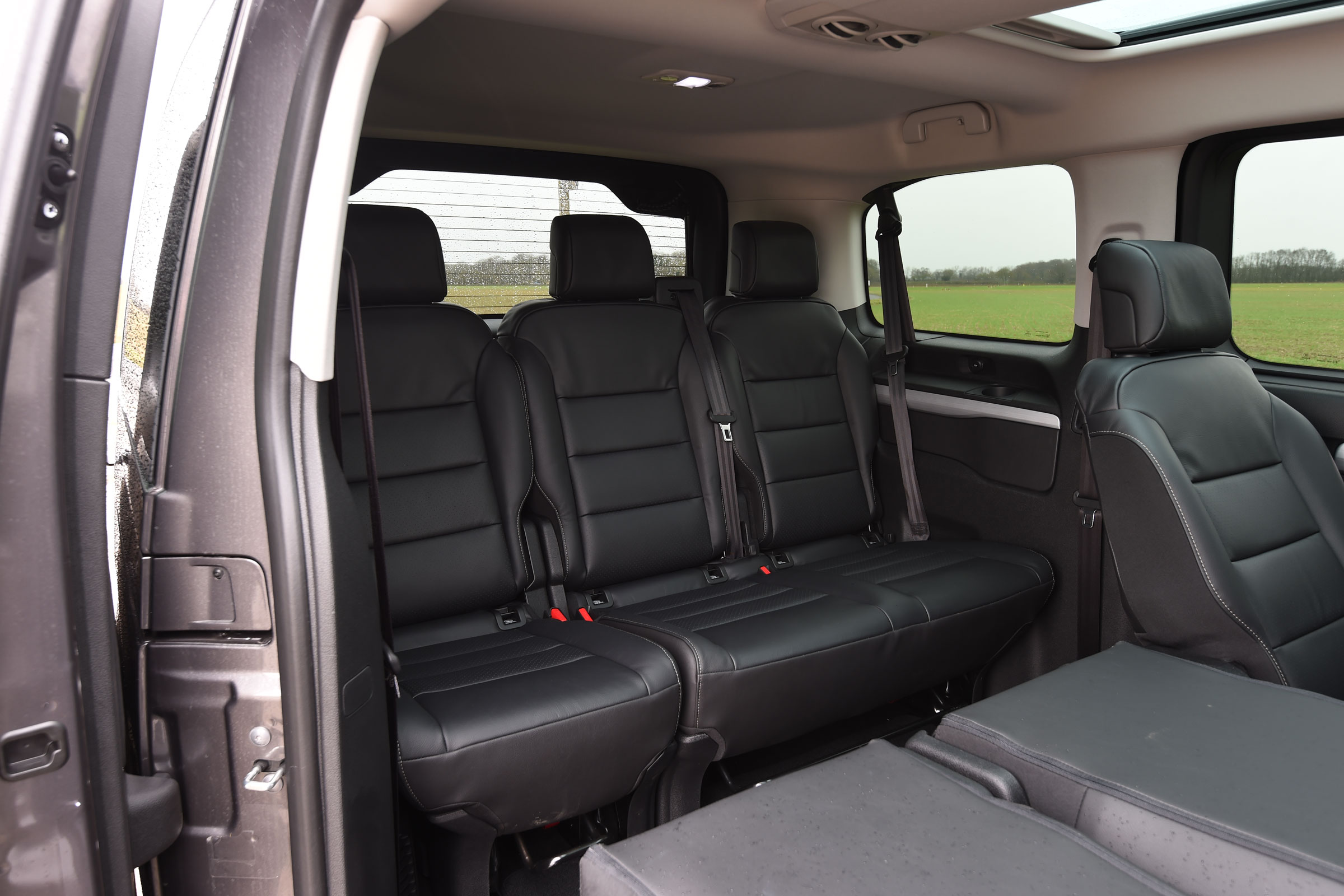 Peugeot Traveller 2017 - rearmost seats
