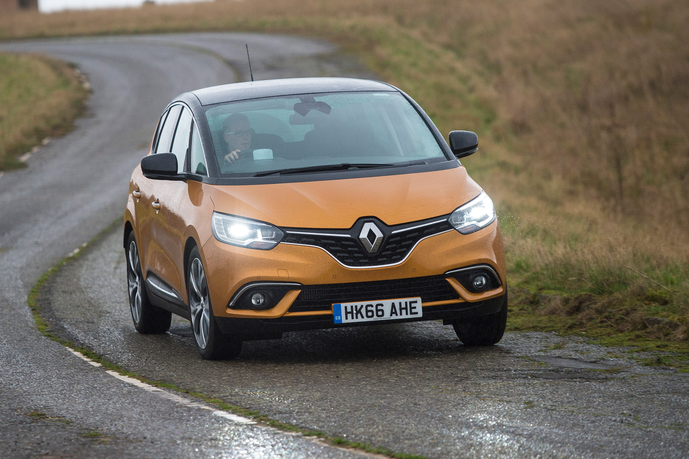 Renault Scenic - front cornering