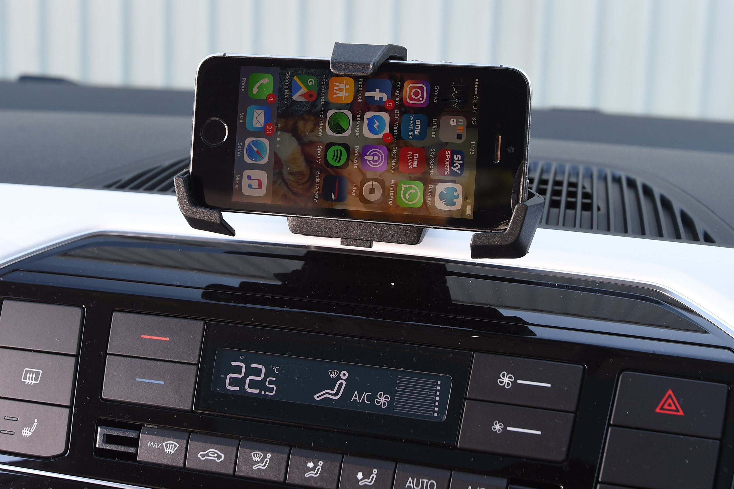 Volkswagen up! 1.0 TSI petrol - phone holder
