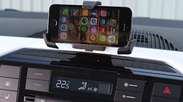 Volkswagen up! 1.0 TSI petrol - phone holder