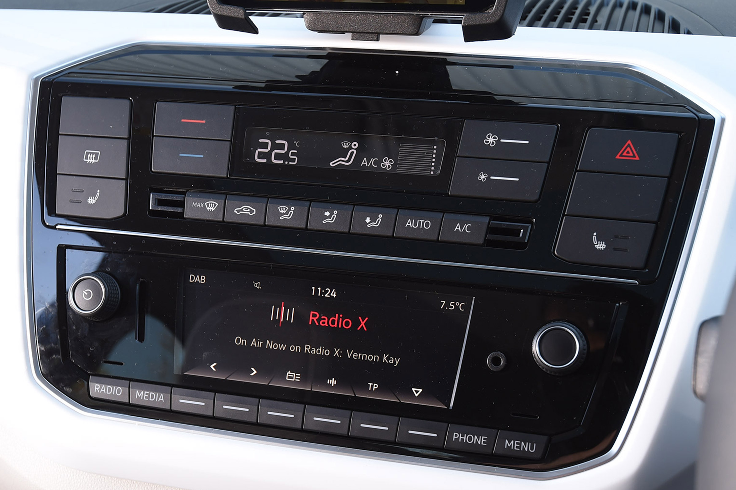 Volkswagen up! 1.0 TSI petrol - centre console