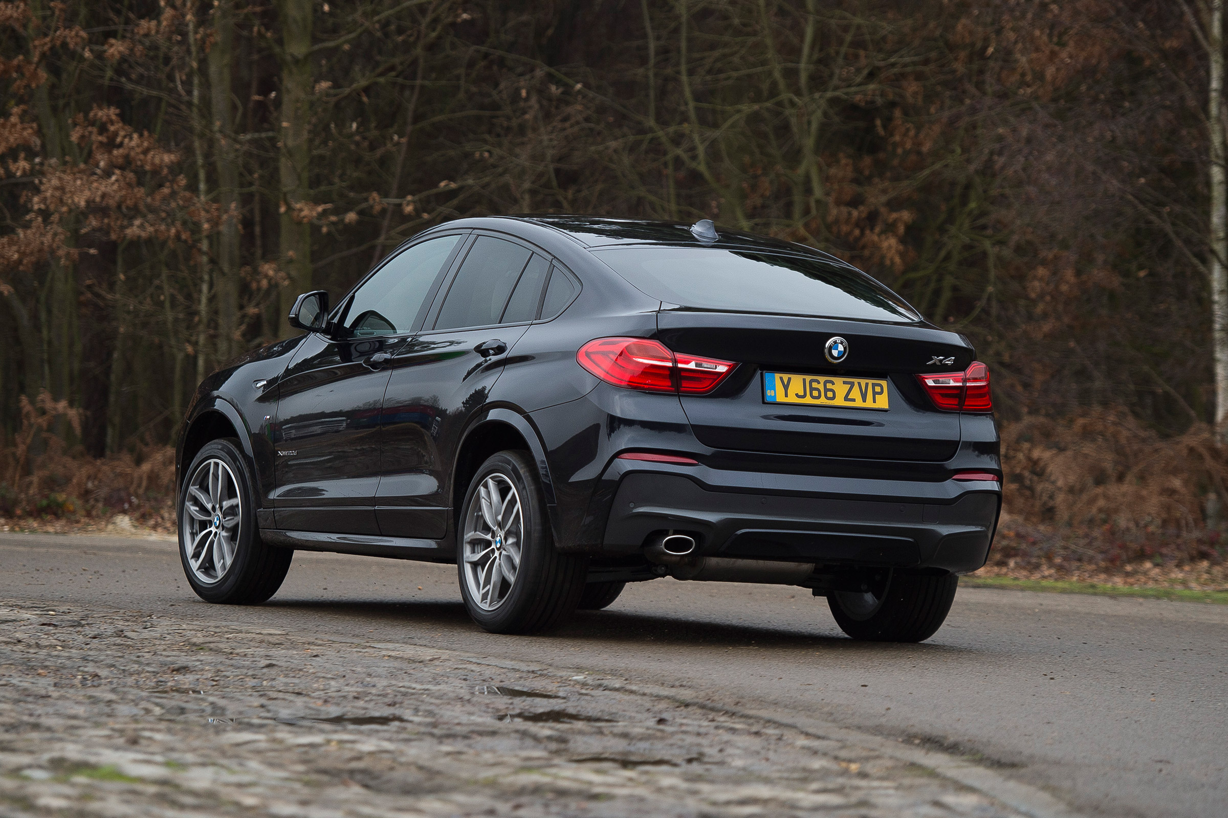 BMW X4 - rear cornering