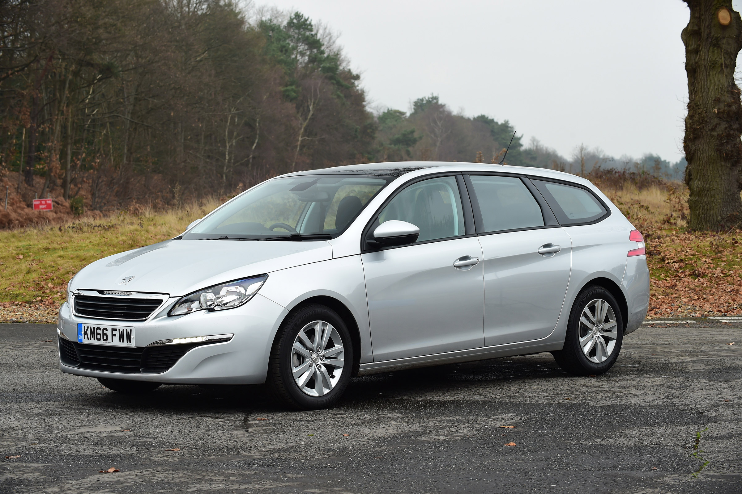 Peugeot 308 SW - front static