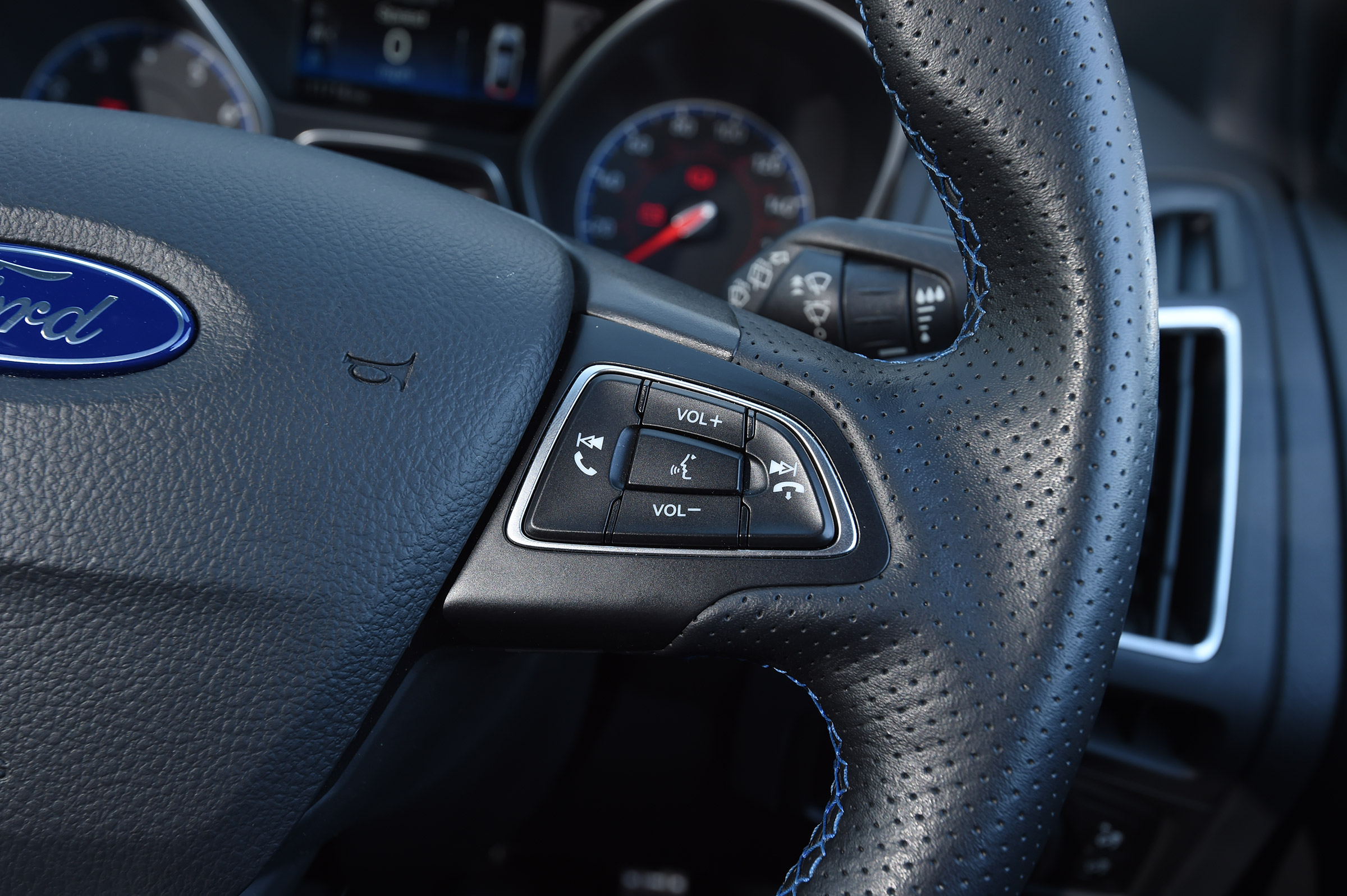 Ford Focus RS Mountune - steering wheel detail
