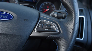 Ford Focus RS Mountune - steering wheel detail