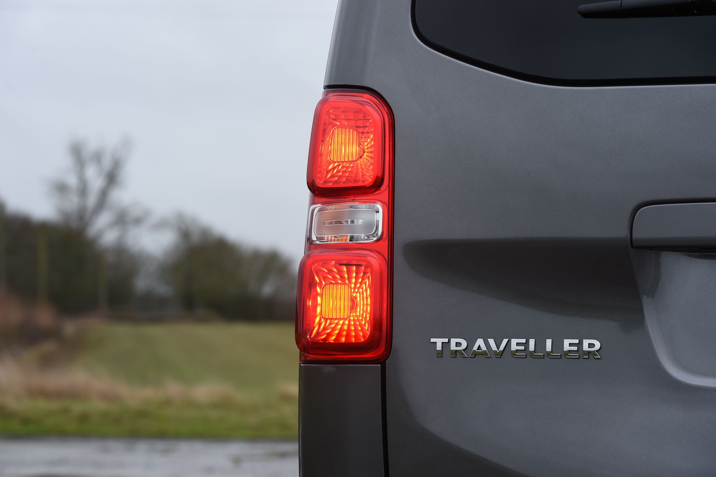 Peugeot Traveller 2017 - rear light
