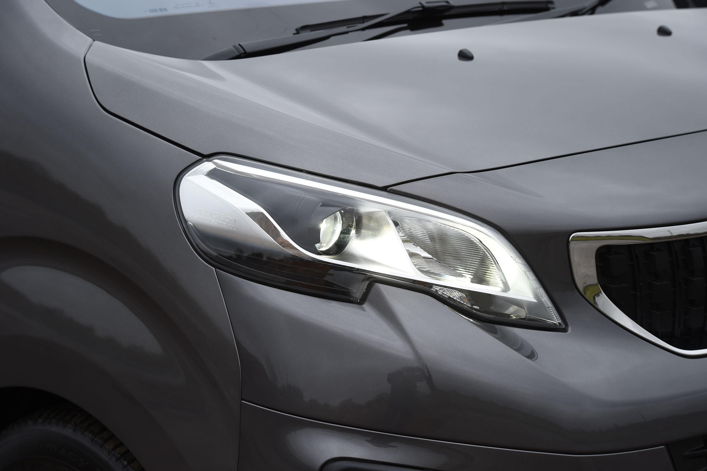 Peugeot Traveller 2017 - headlight