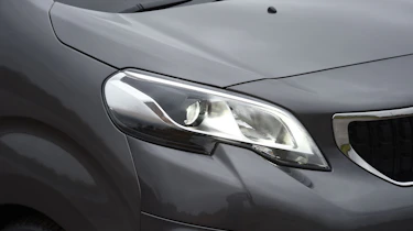 Peugeot Traveller 2017 - headlight
