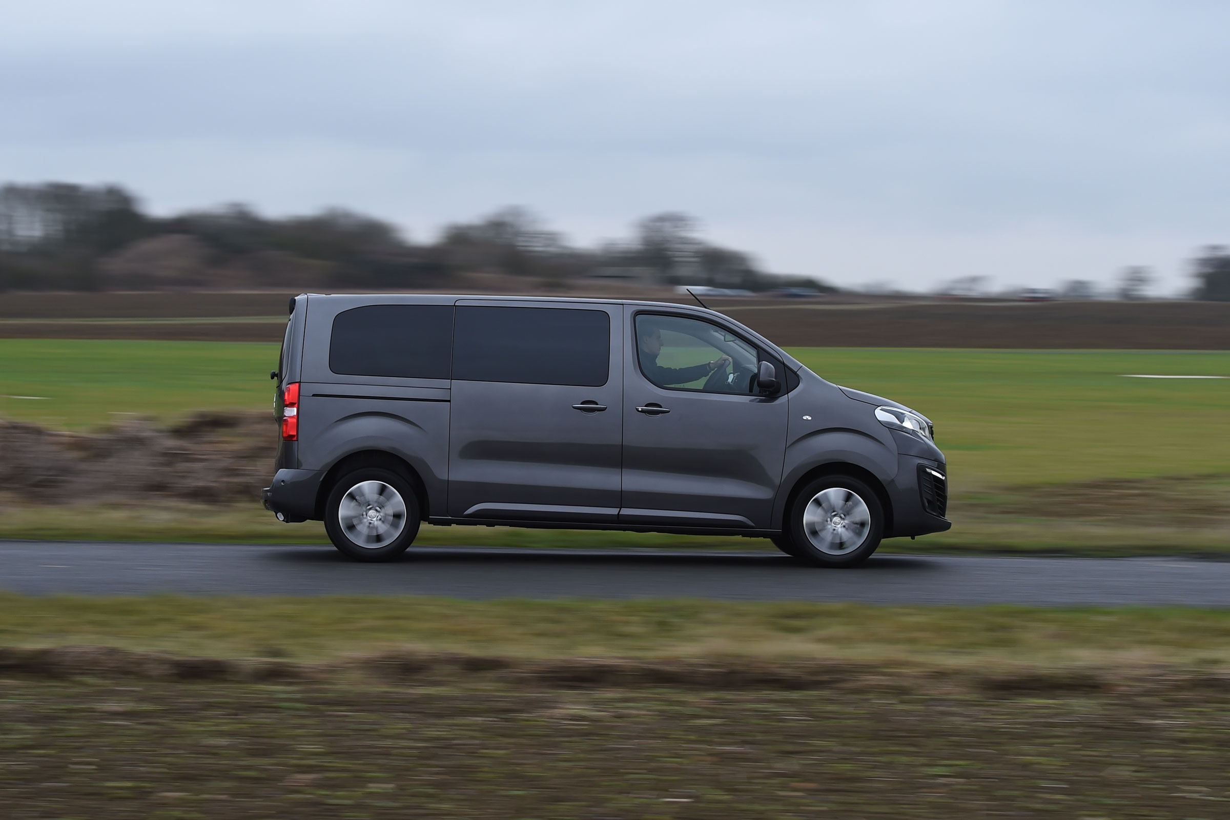 Peugeot Traveller 2017 - side tracking