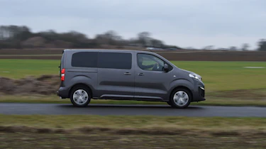 Peugeot Traveller 2017 - side tracking