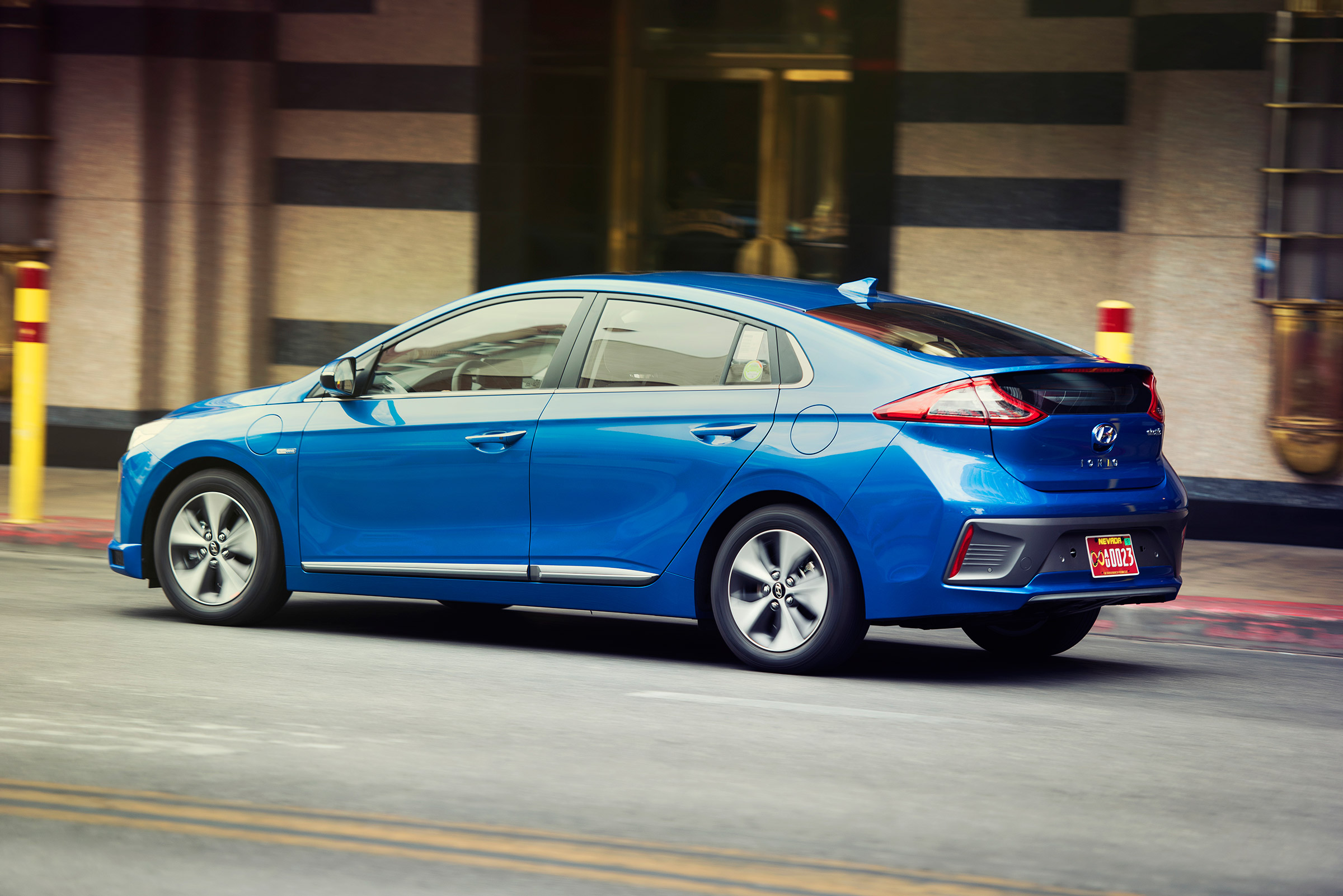Hyundai Ioniq autonomous - side/rear action