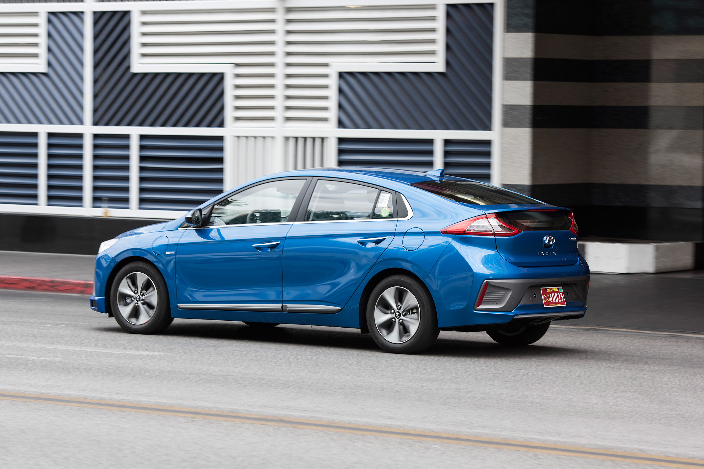 Hyundai Ioniq autonomous - side/rear