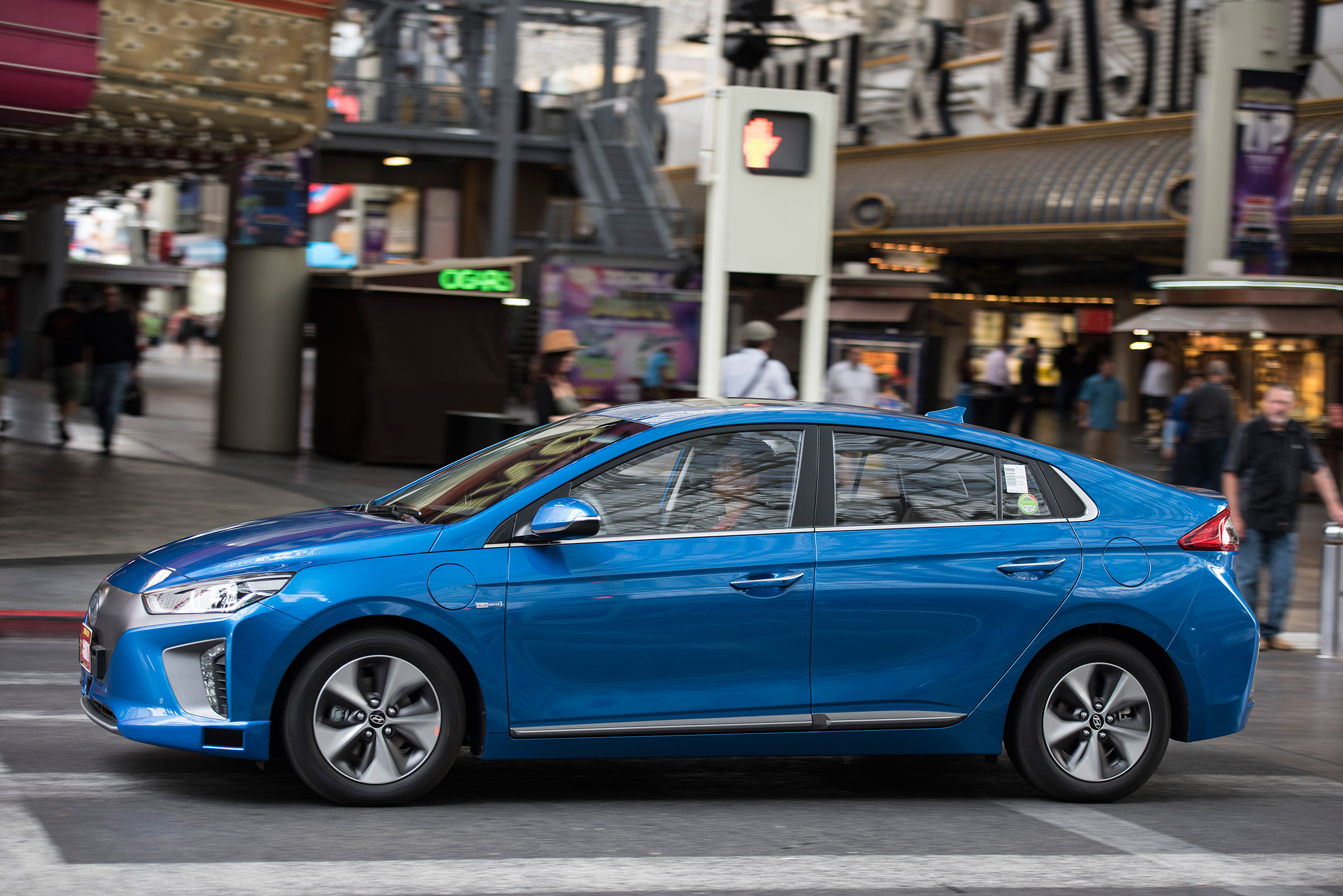 Hyundai Ioniq autonomous - side action
