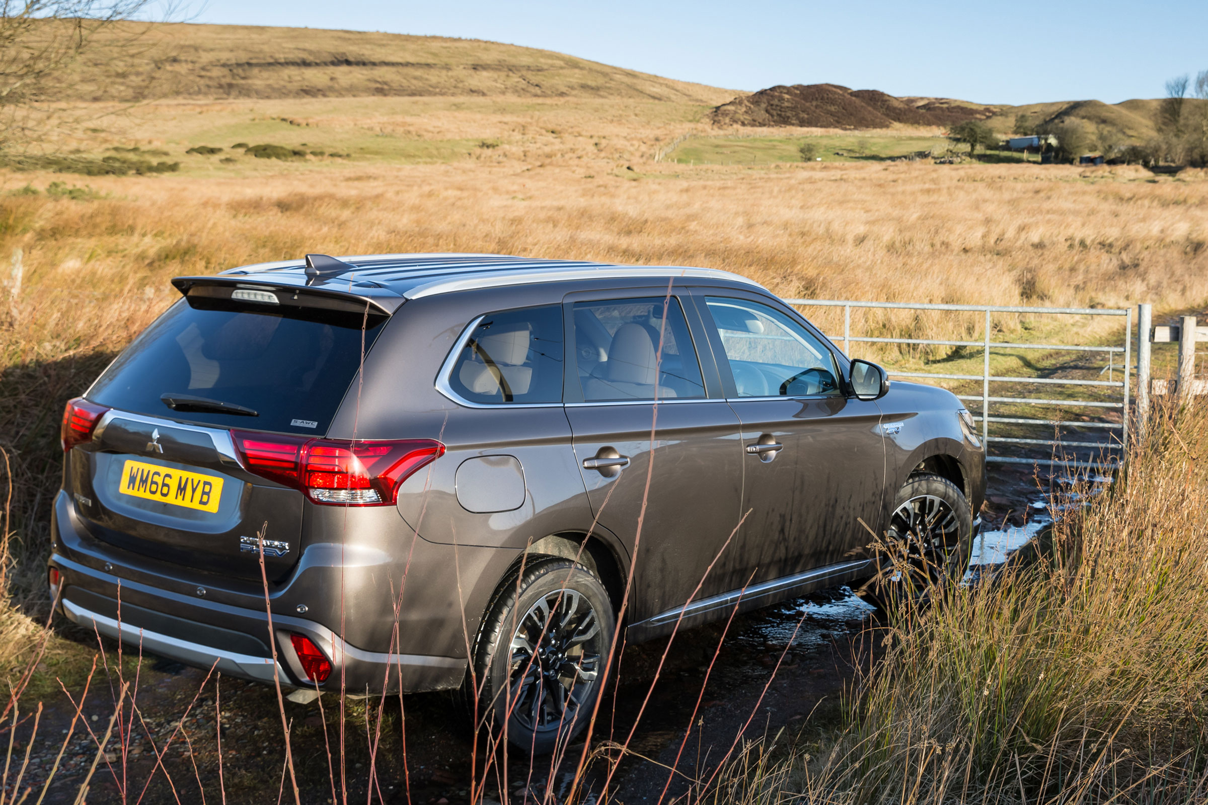 Mitsubishi Outlander PHEV 2017 - rear quarter