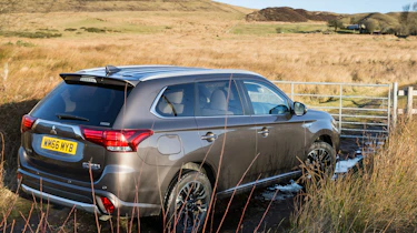 Mitsubishi Outlander PHEV 2017 - rear quarter