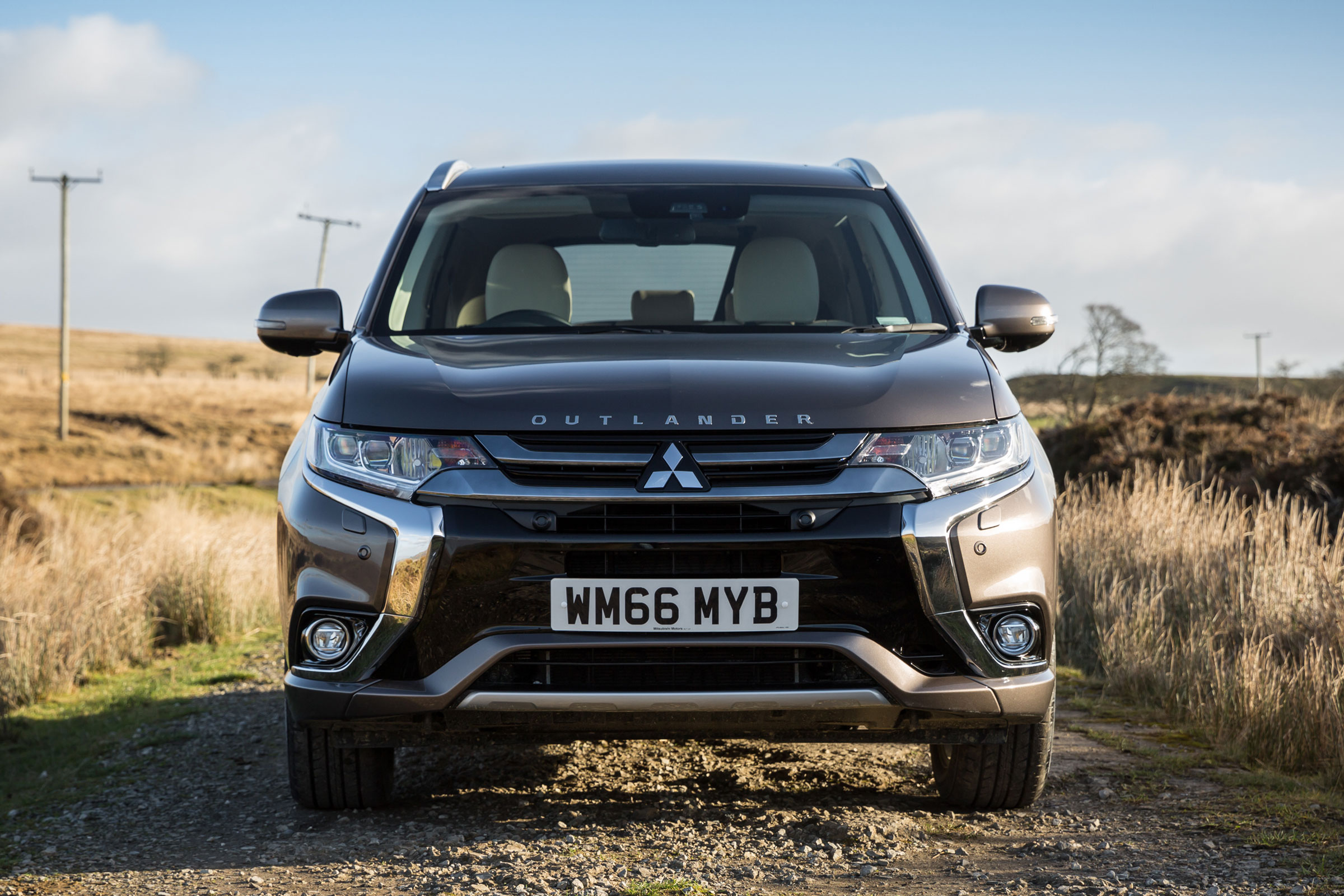 Mitsubishi Outlander PHEV 2017 - front