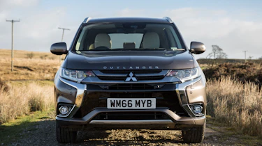Mitsubishi Outlander PHEV 2017 - front