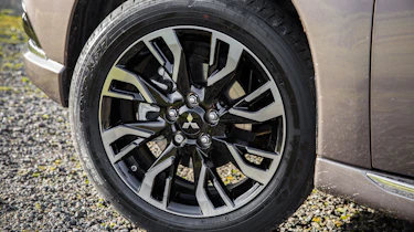 Mitsubishi Outlander PHEV 2017 - wheel