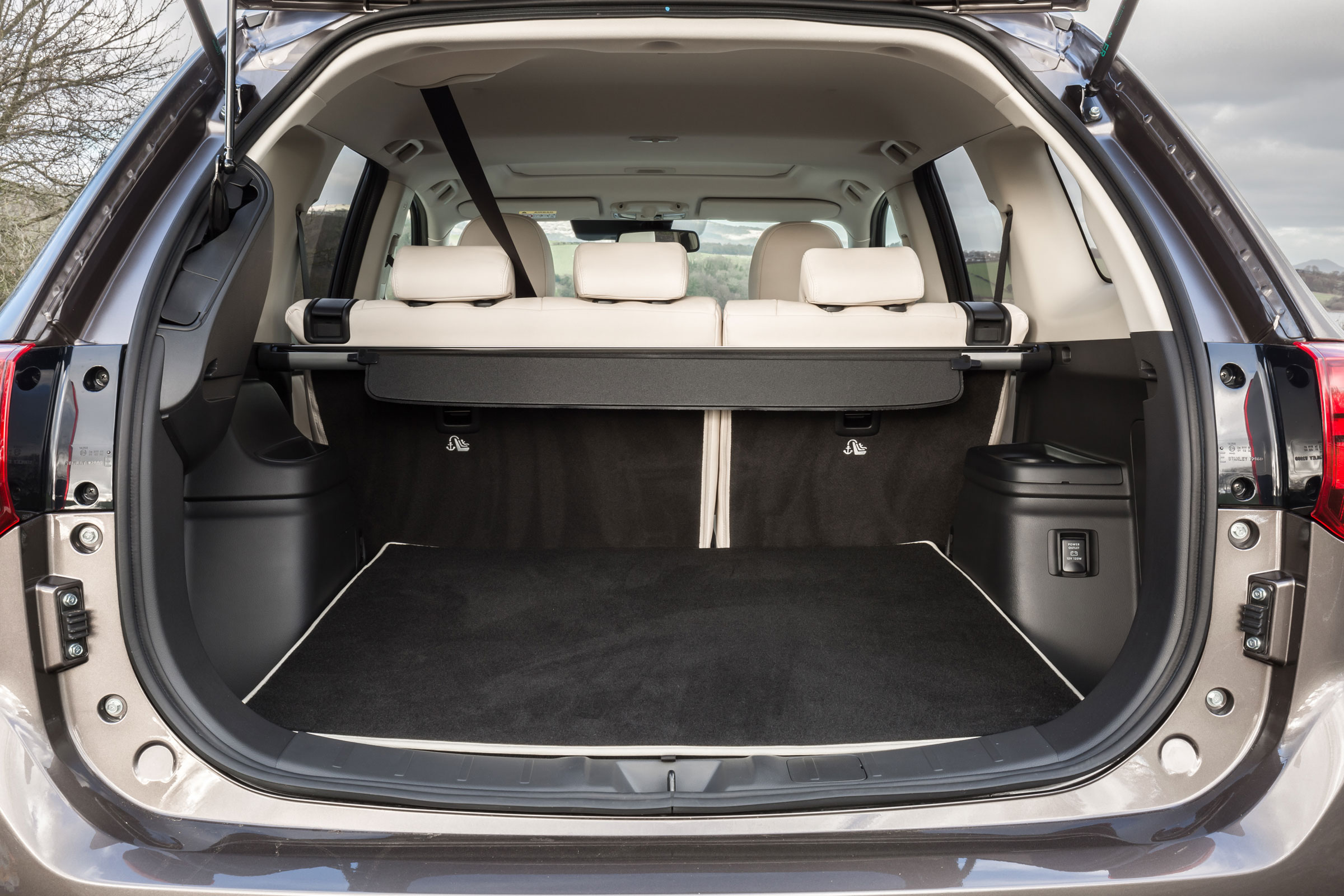 Mitsubishi Outlander PHEV 2017 - boot