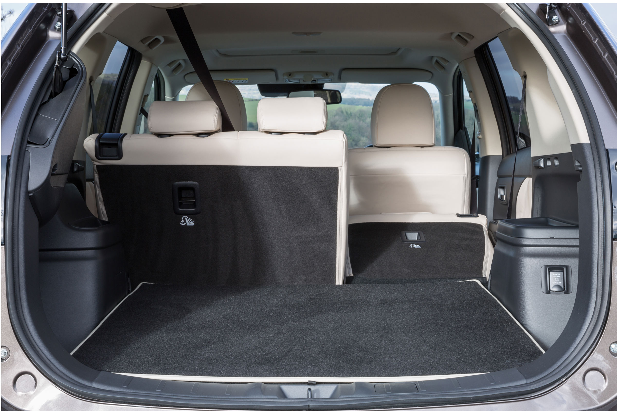 Mitsubishi Outlander PHEV 2017 - boot 2
