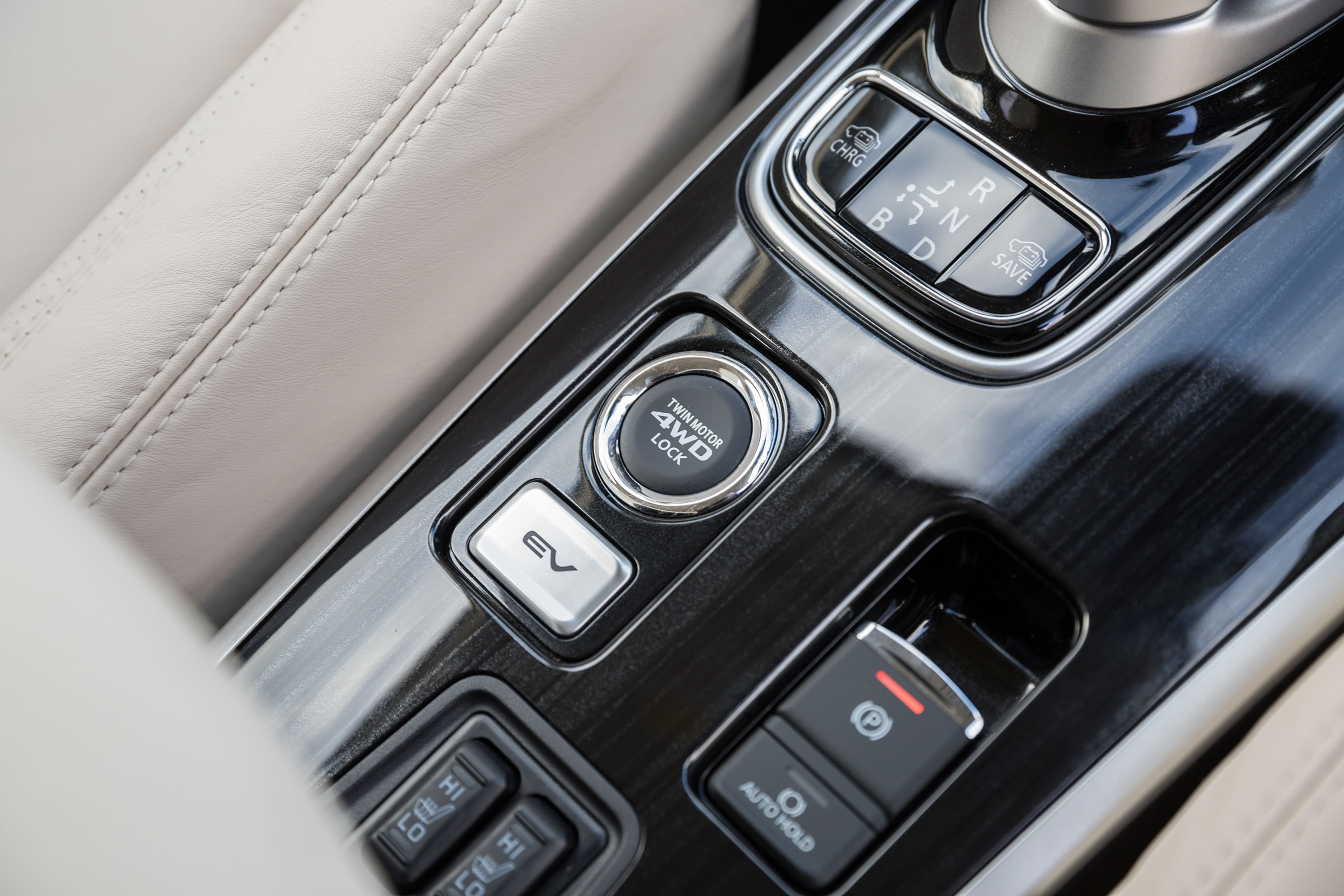 Mitsubishi Outlander PHEV 2017 - centre console