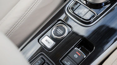 Mitsubishi Outlander PHEV 2017 - centre console