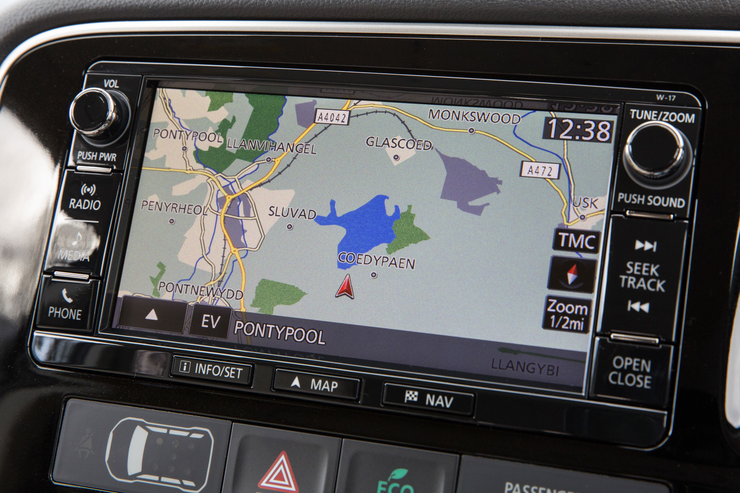 Mitsubishi Outlander PHEV 2017 - infotainment