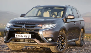 Mitsubishi Outlander PHEV 2017 - front quarter