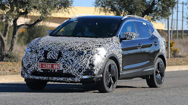 Nissan Qashqai facelift spy front quarter