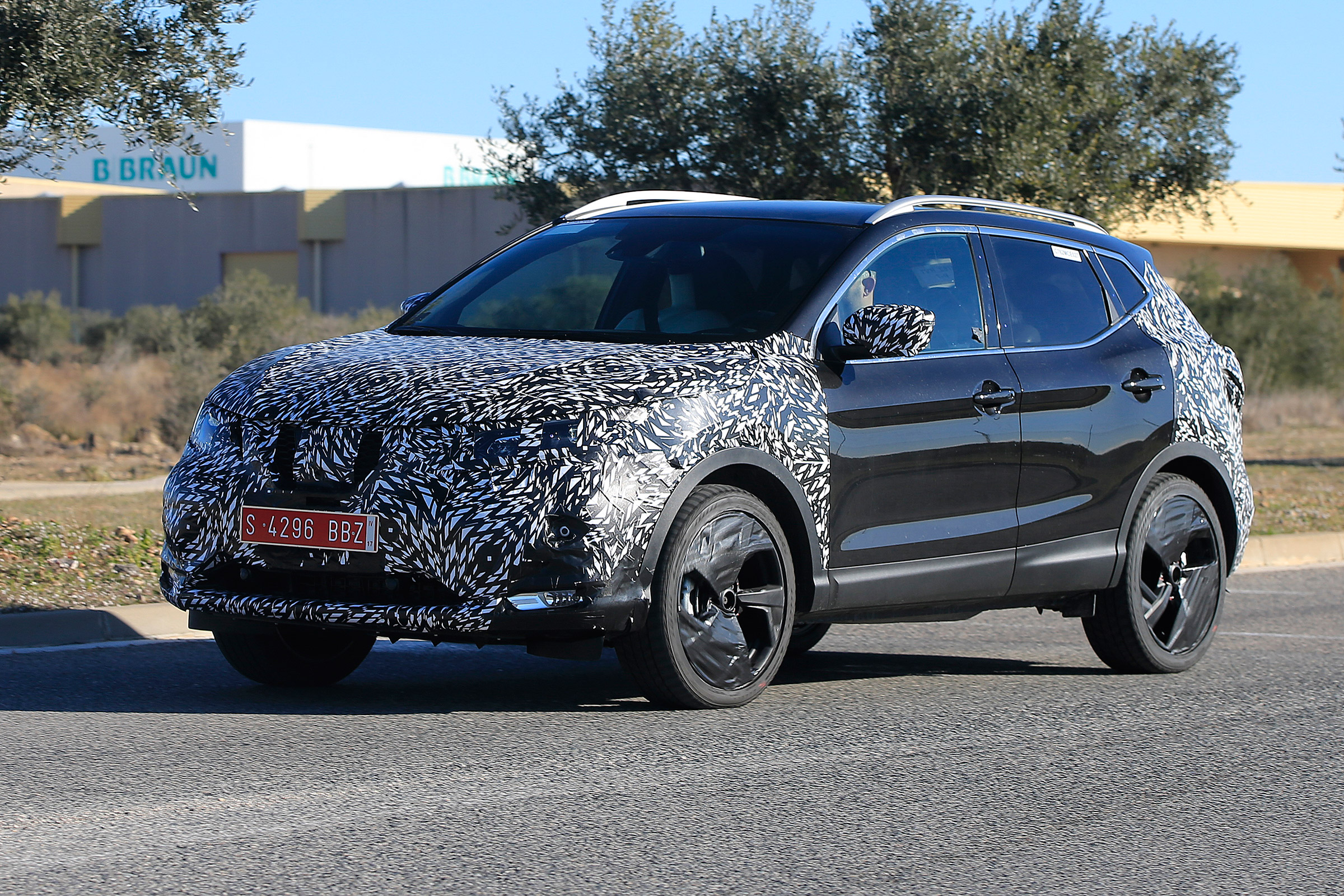 Nissan Qashqai facelift spy front quarter