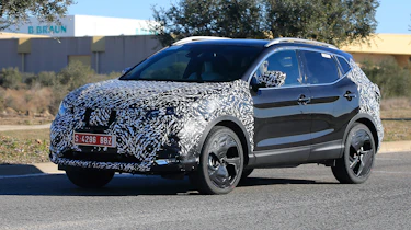 Nissan Qashqai facelift spy front quarter