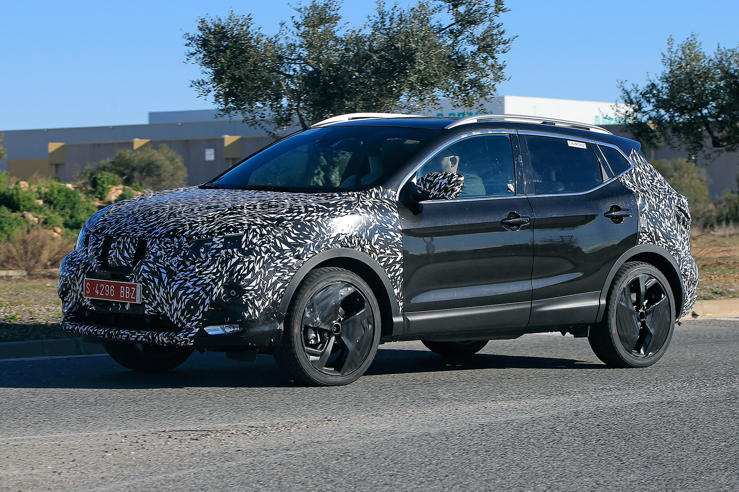 Nissan Qashqai facelift spy front quarter