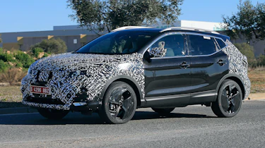 Nissan Qashqai facelift spy front quarter