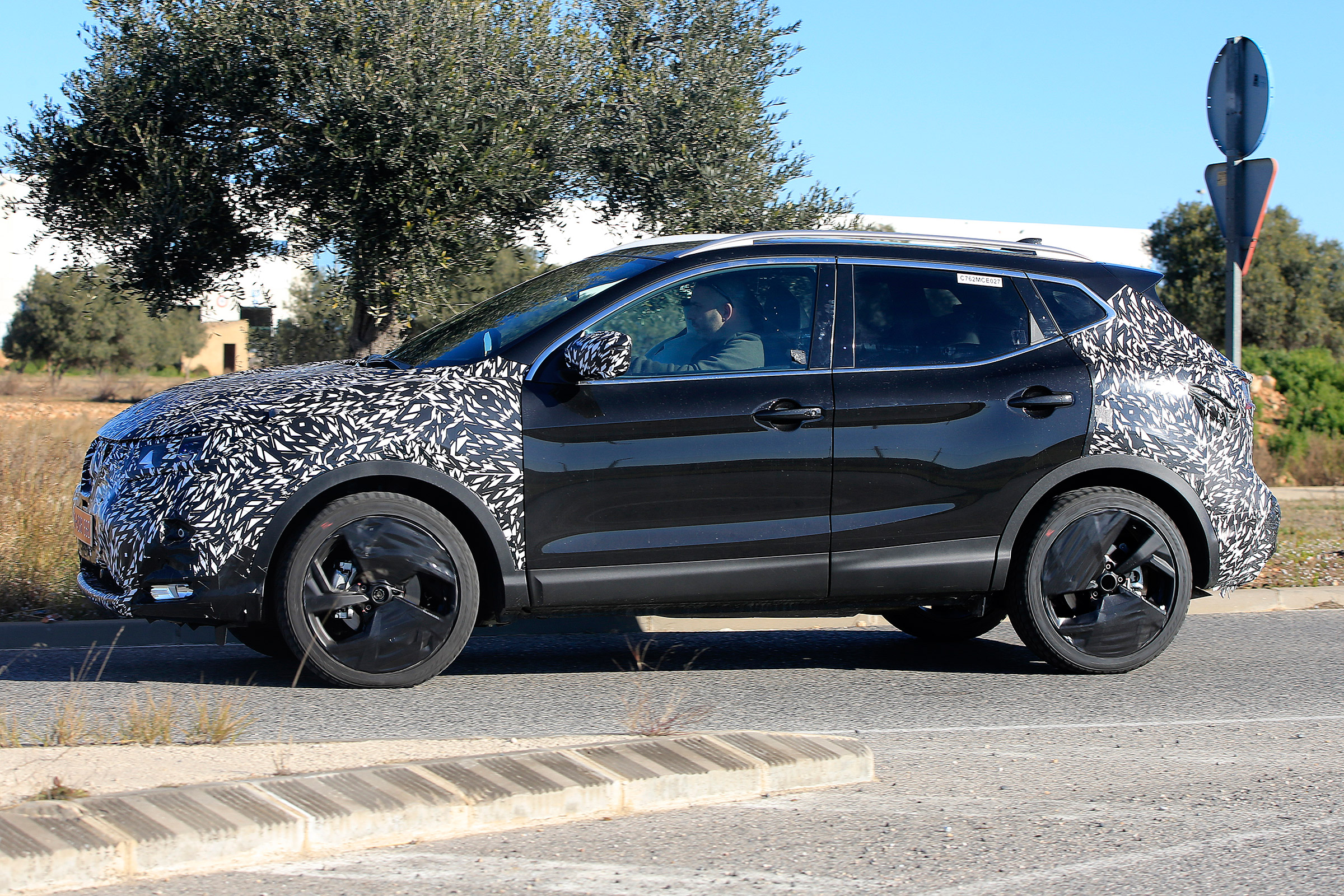 Nissan Qashqai facelift spy front quarter