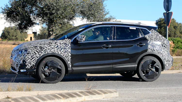 Nissan Qashqai facelift spy front quarter