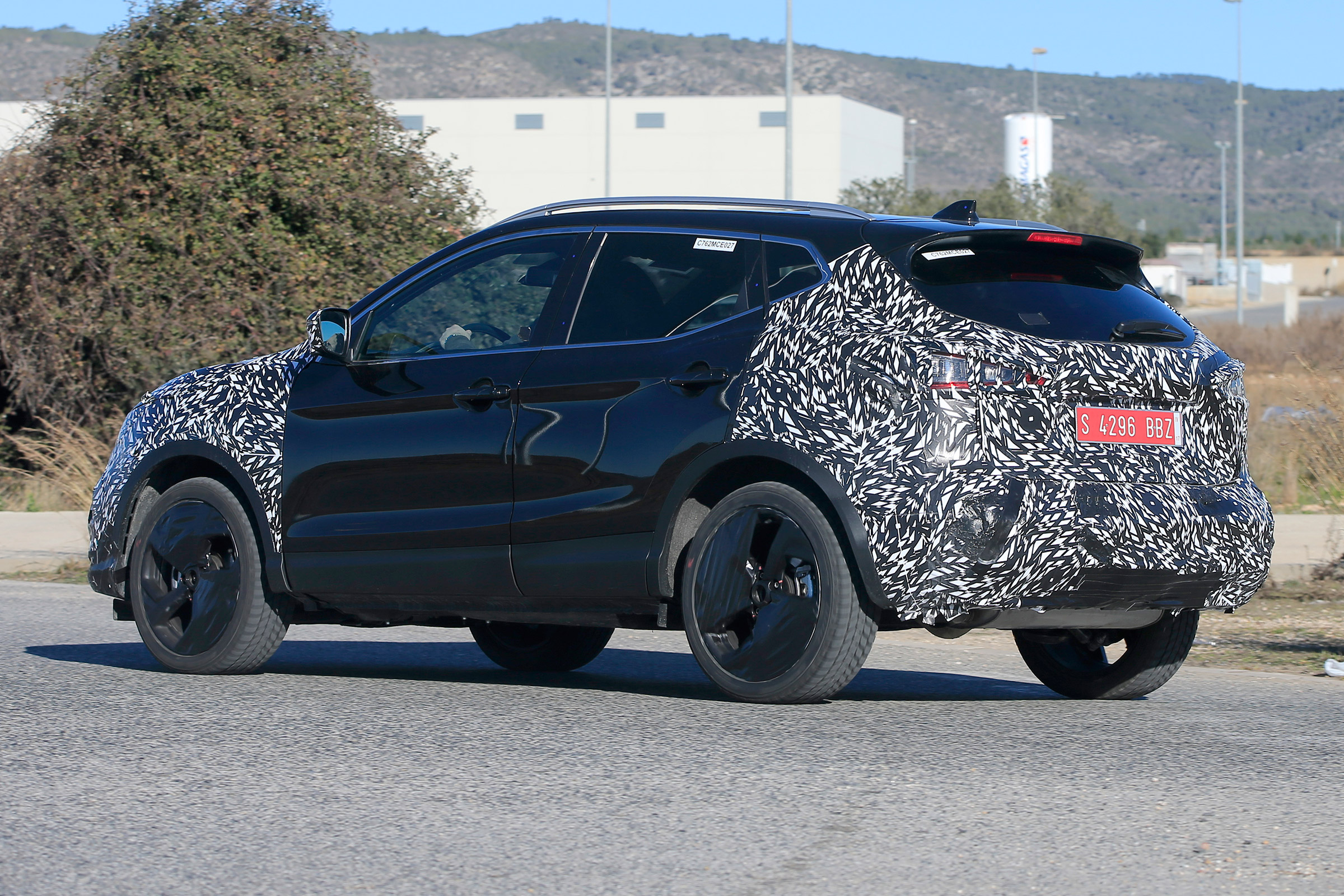 Nissan Qashqai facelift spy rear quarter