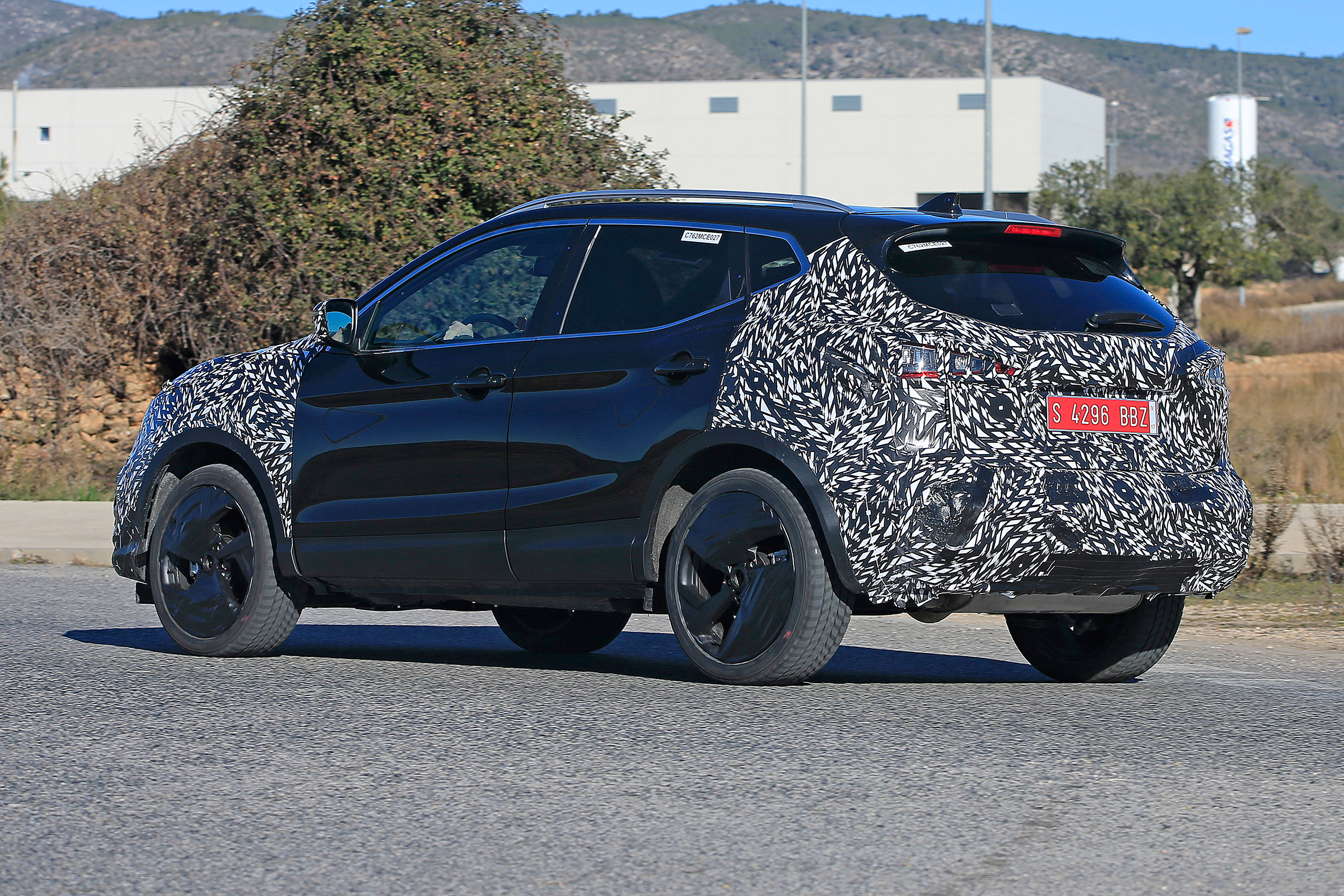 Nissan Qashqai facelift spy rear quarter
